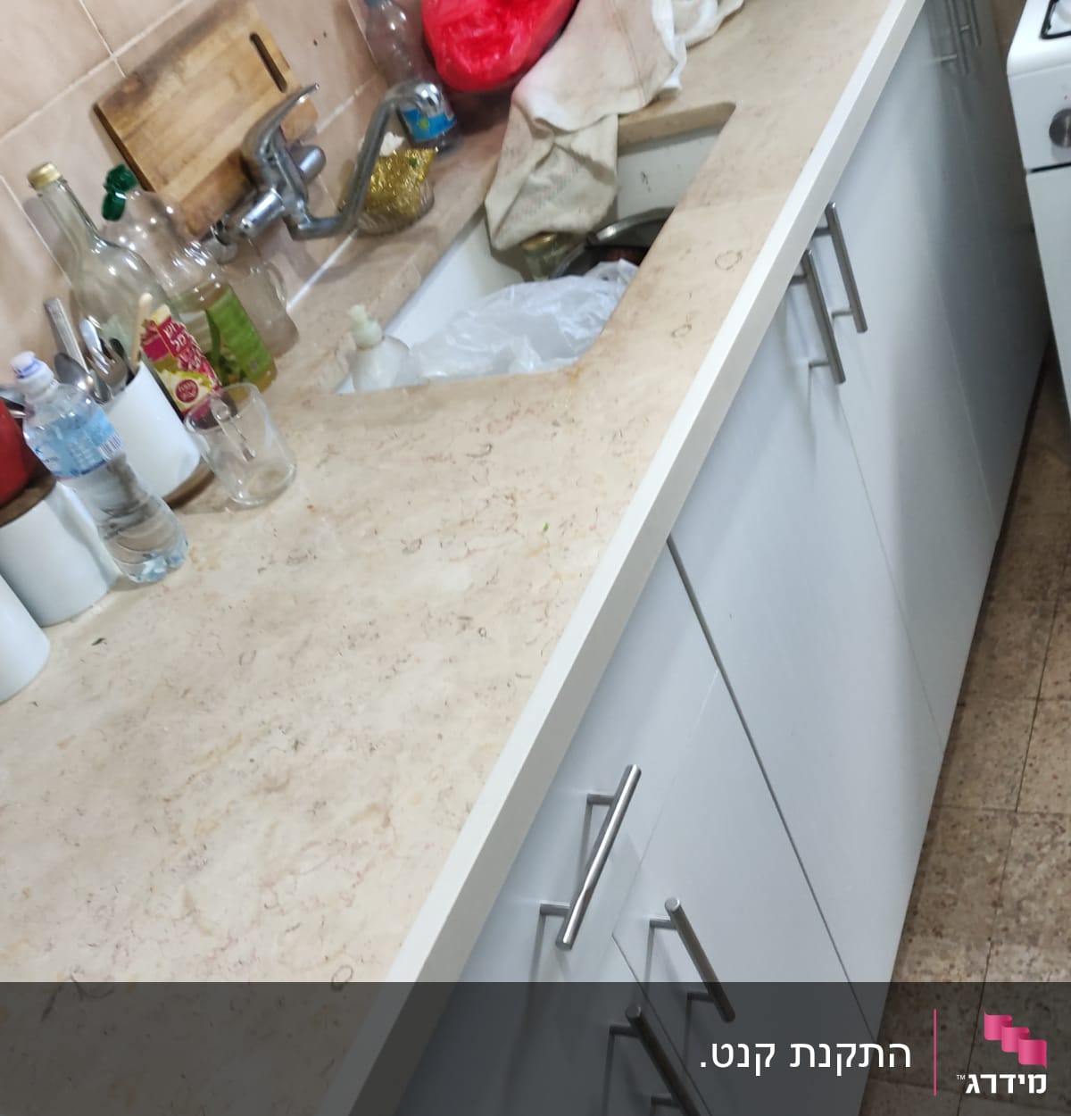 משטח שיש במטבח עם כיור וברז